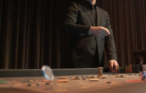 Croupier am Roulette Tisch