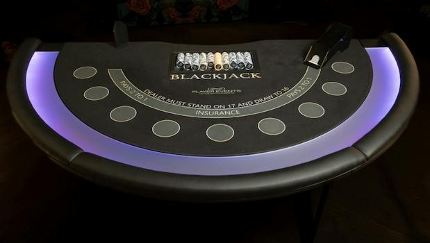 Beleuchteter Black Jack Tisch