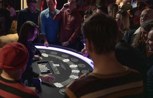 Menschen beim Black Jack spielen